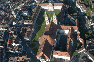 Blick auf den Stiftsbezirk mit Kathedrale und Regierungsgebäude